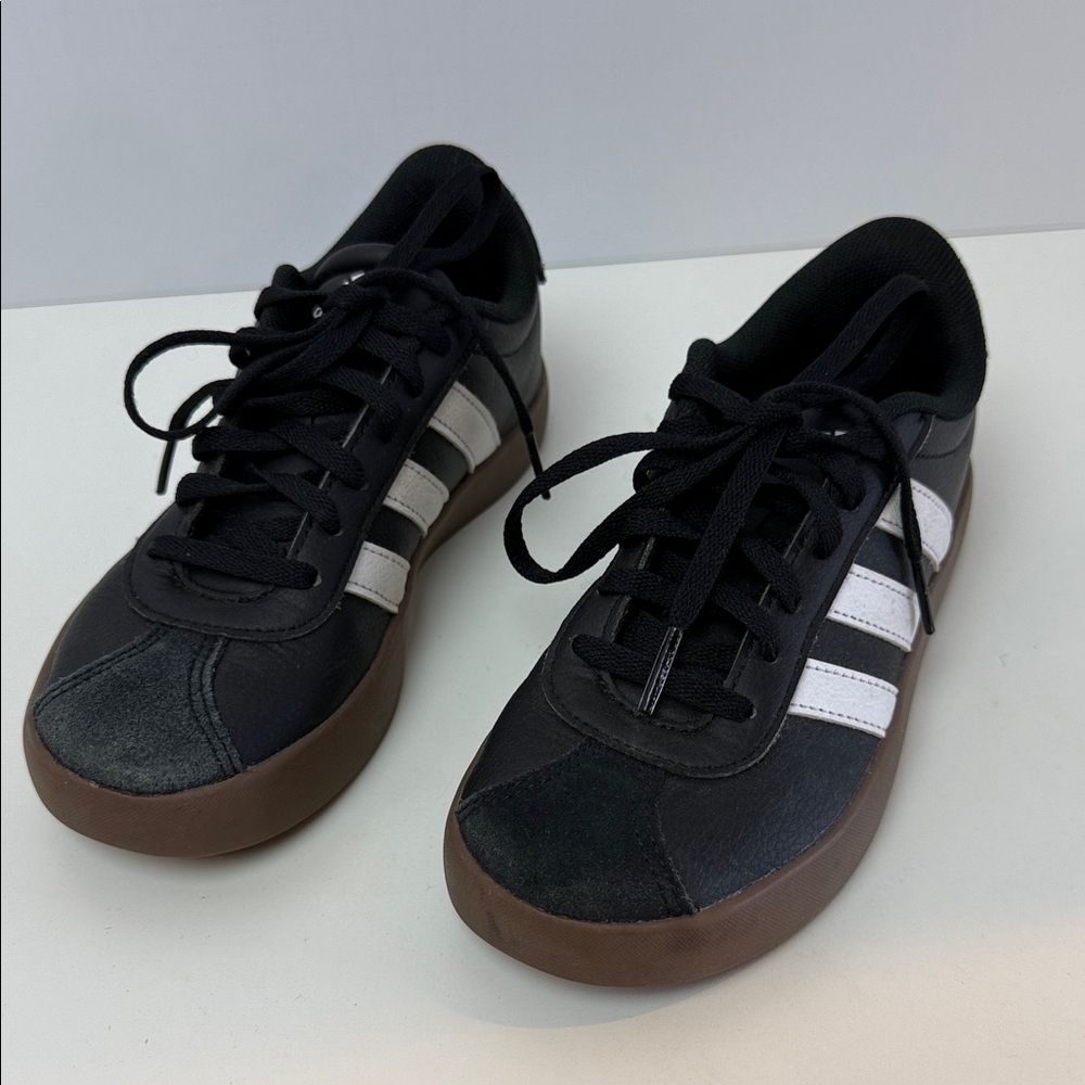 Adidas Kids VL Court 3.0 Shoes Black and White. Size 1.5